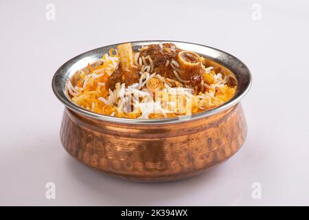 Biriyani, Basmoti Reis biriyani, Hammelfleisch biriyani, isoliert auf weißem Hintergrund. Stockfoto