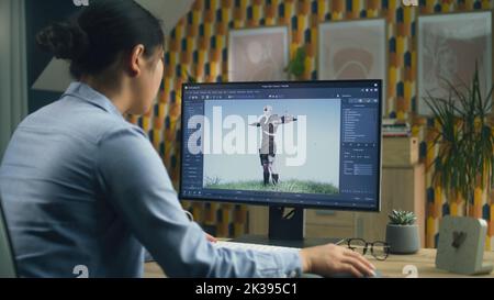 Asiatische weibliche 3D Designerin macht Animation für Videospiel-Charakter mit modernen Computer mit Software für die Erstellung von 3D Modellierungs-Projekte Stockfoto