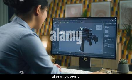 Weibliche 3D Designerin erstellen 3D Modell der Waffe und die Herstellung von Grafik mit Software für die Modellierung 3D Projekte auf dem pc während der Arbeit zu Hause Stockfoto