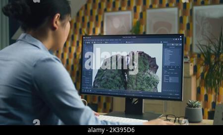 Asiatische weibliche 3D Designerin macht Animation für Videospiel-Charakter mit modernen Computer mit Software für die Erstellung von 3D Modellierungs-Projekte Stockfoto
