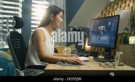 Asiatische Frau arbeitet am pc in 3D Modellierungsprogramm aus der Ferne aus dem Home Office und die Schaffung 3D Prototyp des modernen Roboters Stockfoto