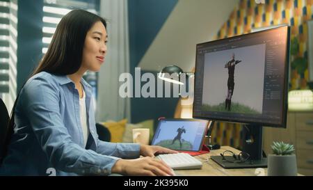 Asiatische weibliche 3D Designerin macht Animation für Videospiel Charakter mit modernen Computer und Tablet und Software für die Erstellung von 3D Modellierungs-Projekte Stockfoto