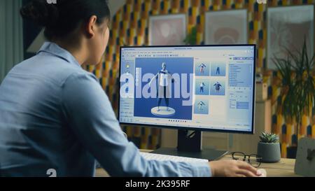 Weibliche 3D Designerin mit Remote-Arbeit an 3D Modellierung und Erstellung von 3D Visualisierung von Kleidung mit pc und professionelle Programm Stockfoto
