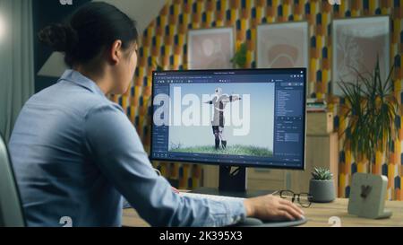 Asiatische weibliche 3D Designerin macht Animation für Videospiel-Charakter mit modernen Computer mit Software für die Erstellung von 3D Modellierungs-Projekte Stockfoto