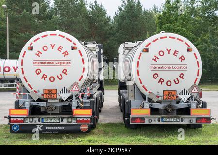 SCHWEDT, DEUTSCHLAND - 24. SEPTEMBER 2022: Tankwagen des Transport- und Logistikunternehmens Hoyer. Stockfoto