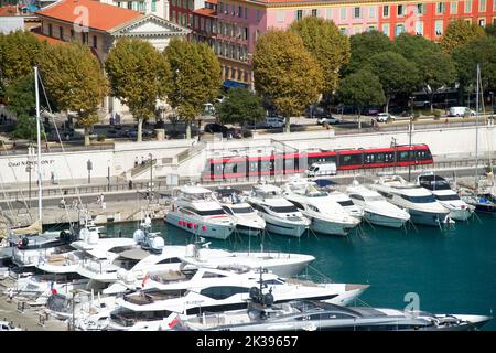 Luftaufnahme des alten Hafens von Nizza und der modernen elektrischen Straßenbahn Stockfoto
