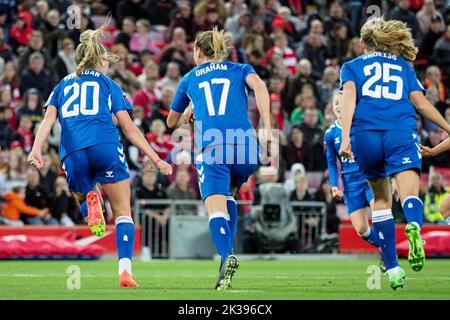 Liverpool, Großbritannien. 25. September 2022. Liverpool, England, 25. 2022. September: Megan Finnigan (20 Everton) schießt das erste Tor während der Barclays Womens Super League zwischen Liverpool und Everton in Anfield in Liverpool, England (Natalie Mincher/SPP) Credit: SPP Sport Press Photo. /Alamy Live News Stockfoto