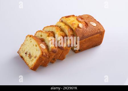 Auf dem weißen Hintergrund isolierter, in Scheiben geschnittener, feuchter Butterkuchen. Ananas-Biskuitscheiben Stockfoto