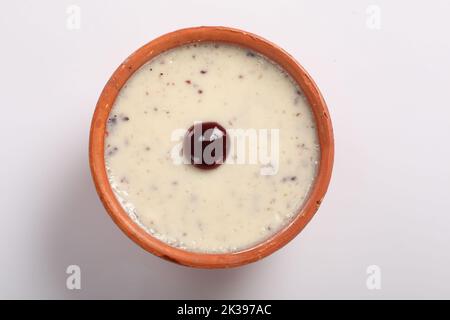 payes kheer arometicc Reispudding auf weiß isoliert Stockfoto