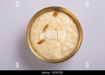 payes kheer arometicc Reispudding auf weiß isoliert Stockfoto