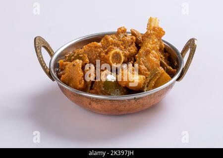 Achari-Hammelfleisch-Curri auf weißem Hintergrund isoliert Stockfoto