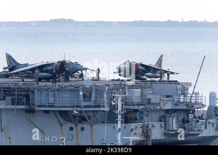 McDonnell Douglas AV-8B Harrier II V/STOL Bodenangriffsflugzeug auf US Navy ein amphibisches Sturmschiff der Wasp-Klasse USS Kearsarge (LHD-3) im Hafen von GDYN Stockfoto