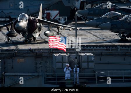 McDonnell Douglas AV-8B Harrier II V/STOL Bodenangriffsflugzeug auf US Navy ein amphibisches Sturmschiff der Wasp-Klasse USS Kearsarge (LHD-3) im Hafen von GDYN Stockfoto