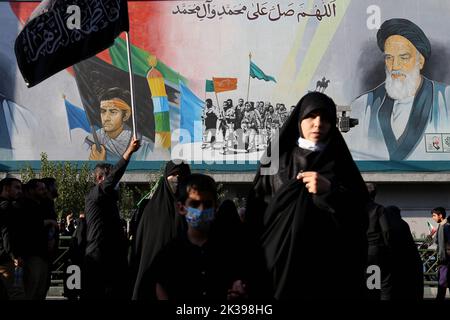 Teheran, Teheran, Iran. 25. September 2022. Iranische regierungsnahe Demonstranten nehmen an einer Kundgebung Teil, um die jüngsten regierungsfeindlichen Unruhen wegen des Todes einer jungen Frau in Polizeigewahrsam in Teheran, Iran, zu verurteilen, 25. September 2022. Die Krise, die sich im Iran ausbreitet, begann als öffentliche Ausschüttung über den Tod von Mahsa Amini, einer jungen 22-jährigen Frau aus Saqqez, einer nordwestlichen kurdischen Stadt, die letzte Woche von der Moralpolizei des Landes in Teheran verhaftet wurde, weil sie angeblich gegen die strikt erzwungene Kleiderordnung verstoßen hatte. Kredit: ZUMA Press, Inc./Alamy Live Nachrichten Stockfoto