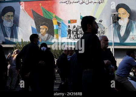 Teheran, Teheran, Iran. 25. September 2022. Iranische regierungsnahe Demonstranten nehmen an einer Kundgebung Teil, um die jüngsten regierungsfeindlichen Unruhen wegen des Todes einer jungen Frau in Polizeigewahrsam in Teheran, Iran, zu verurteilen, 25. September 2022. Die Krise, die sich im Iran ausbreitet, begann als öffentliche Ausschüttung über den Tod von Mahsa Amini, einer jungen 22-jährigen Frau aus Saqqez, einer nordwestlichen kurdischen Stadt, die letzte Woche von der Moralpolizei des Landes in Teheran verhaftet wurde, weil sie angeblich gegen die strikt erzwungene Kleiderordnung verstoßen hatte. Kredit: ZUMA Press, Inc./Alamy Live Nachrichten Stockfoto