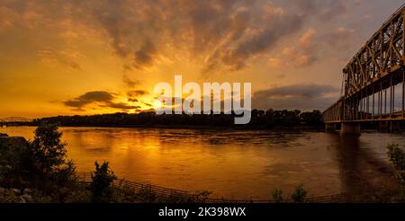 Malerischer Sonnenuntergang über dem Missouri River in Kansas City mit dramatischer Wolkenlandschaft Stockfoto