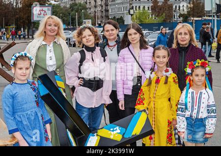 Dnipro, Ukraine - 10. September 2022: Gemeinsames Foto der Teilnehmer Aktion malen Anti-Tank-Hindernisse zur Unterstützung der ukrainischen Soldaten Befreier Stockfoto