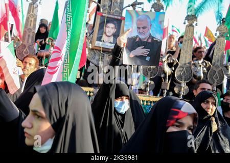 Teheran, Teheran, Iran. 25. September 2022. Iranische regierungsnahe Demonstranten nehmen an einer Kundgebung Teil, um die jüngsten regierungsfeindlichen Unruhen wegen des Todes einer jungen Frau in Polizeigewahrsam in Teheran, Iran, zu verurteilen, 25. September 2022. Die Krise, die sich im Iran ausbreitet, begann als öffentliche Ausschüttung über den Tod von Mahsa Amini, einer jungen 22-jährigen Frau aus Saqqez, einer nordwestlichen kurdischen Stadt, die letzte Woche von der Moralpolizei des Landes in Teheran verhaftet wurde, weil sie angeblich gegen die strikt erzwungene Kleiderordnung verstoßen hatte. Kredit: ZUMA Press, Inc./Alamy Live Nachrichten Stockfoto