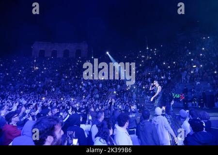 Verona, Italien. 25.. September 2022. Der italienische Rapper Fabio Bartolo Rizzo, bekannt unter dem Pseudonym Marracash, singt am 25. September 2022 auf einer Bühne für seine Persone Tour in der Arena di Verona in Verona, Italien.Quelle: Roberto Tommasini/Alamy Live News Stockfoto