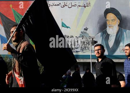 Teheran, Teheran, Iran. 25. September 2022. Iranische regierungsnahe Demonstranten nehmen an einer Kundgebung Teil, um die jüngsten regierungsfeindlichen Unruhen wegen des Todes einer jungen Frau in Polizeigewahrsam in Teheran, Iran, zu verurteilen, 25. September 2022. Die Krise, die sich im Iran ausbreitet, begann als öffentliche Ausschüttung über den Tod von Mahsa Amini, einer jungen 22-jährigen Frau aus Saqqez, einer nordwestlichen kurdischen Stadt, die letzte Woche von der Moralpolizei des Landes in Teheran verhaftet wurde, weil sie angeblich gegen die strikt erzwungene Kleiderordnung verstoßen hatte. Kredit: ZUMA Press, Inc./Alamy Live Nachrichten Stockfoto