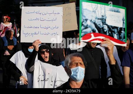 Teheran, Teheran, Iran. 25. September 2022. Iranische regierungsnahe Demonstranten nehmen an einer Kundgebung Teil, um die jüngsten regierungsfeindlichen Unruhen wegen des Todes einer jungen Frau in Polizeigewahrsam in Teheran, Iran, zu verurteilen, 25. September 2022. Die Krise, die sich im Iran ausbreitet, begann als öffentliche Ausschüttung über den Tod von Mahsa Amini, einer jungen 22-jährigen Frau aus Saqqez, einer nordwestlichen kurdischen Stadt, die letzte Woche von der Moralpolizei des Landes in Teheran verhaftet wurde, weil sie angeblich gegen die strikt erzwungene Kleiderordnung verstoßen hatte. Kredit: ZUMA Press, Inc./Alamy Live Nachrichten Stockfoto