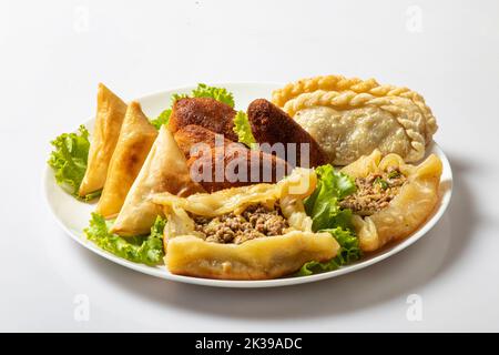 Arabischer Teller Kabab Reis isoliert auf weiß Stockfoto