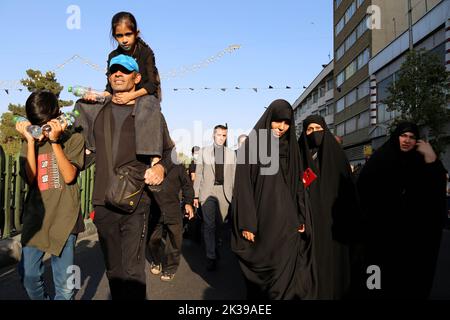 Teheran, Teheran, Iran. 25. September 2022. Iranische regierungsnahe Demonstranten nehmen an einer Kundgebung Teil, um die jüngsten regierungsfeindlichen Unruhen wegen des Todes einer jungen Frau in Polizeigewahrsam in Teheran, Iran, zu verurteilen, 25. September 2022. Die Krise, die sich im Iran ausbreitet, begann als öffentliche Ausschüttung über den Tod von Mahsa Amini, einer jungen 22-jährigen Frau aus Saqqez, einer nordwestlichen kurdischen Stadt, die letzte Woche von der Moralpolizei des Landes in Teheran verhaftet wurde, weil sie angeblich gegen die strikt erzwungene Kleiderordnung verstoßen hatte. Kredit: ZUMA Press, Inc./Alamy Live Nachrichten Stockfoto