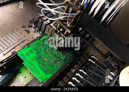 Aufputz-Technologie aus der Nahaufnahme. Spezialisierte SMD-Montagemaschine aus Luftperspektive. Auf der Leiterplatte montierte und gesockelte Komponenten. Hochwertige Fotos Stockfoto