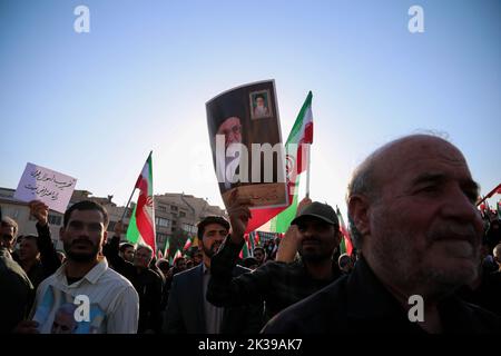 Teheran, Teheran, Iran. 25. September 2022. Iranische regierungsnahe Demonstranten nehmen an einer Kundgebung Teil, um die jüngsten regierungsfeindlichen Unruhen wegen des Todes einer jungen Frau in Polizeigewahrsam in Teheran, Iran, zu verurteilen, 25. September 2022. Die Krise, die sich im Iran ausbreitet, begann als öffentliche Ausschüttung über den Tod von Mahsa Amini, einer jungen 22-jährigen Frau aus Saqqez, einer nordwestlichen kurdischen Stadt, die letzte Woche von der Moralpolizei des Landes in Teheran verhaftet wurde, weil sie angeblich gegen die strikt erzwungene Kleiderordnung verstoßen hatte. Kredit: ZUMA Press, Inc./Alamy Live Nachrichten Stockfoto