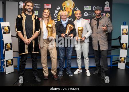 regisseur Adil El Arbi, Oshin Derieuw, Regisseur Claude Lelouch, Francesco Piera und Regisseur Bilal Fallah posiert für den Fotografen während der Golden Gloves Boxing Award Show am Sonntag, 25. September 2022 in Brüssel. BELGA FOTO HATIM KAGHAT Stockfoto