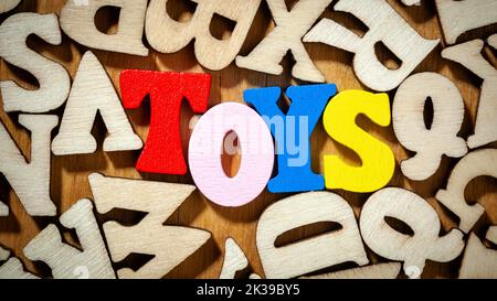 Toys Word - Inschrift durch bunte Holzbuchstaben Stockfoto