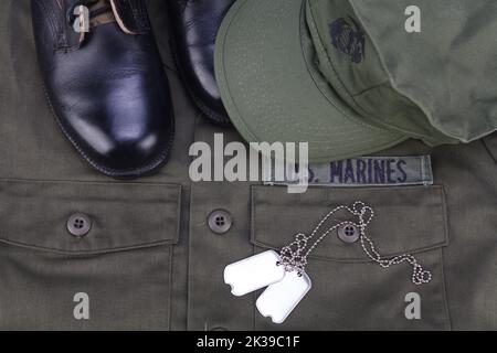 April 30 2019. US MARINES Mütze, Hundeanhänger und Stiefel auf olivgrünem Uniformhintergrund Stockfoto