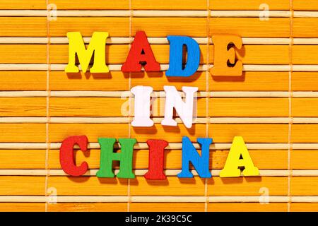 Made in China - Inschrift durch bunte Buchstaben auf asiatischer Bambusmatte Stockfoto