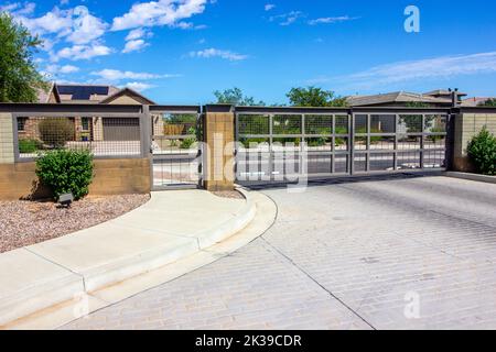 Metallausgang Automobile Gate Bei Secure Subdivision Stockfoto