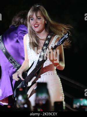 24. September 2022, New York City, New York, USA: Die Bassistin VICTORIA DE ANGELIS von MANESKIN tritt während des Global Bürgerfestivals 2022 auf dem Great Lawn im Central Park auf. (Bild: © Nancy Kaserman/ZUMA Press Wire) Stockfoto