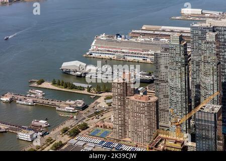 Luftaufnahme von Schiffen und Booten auf Piers im Hudson River Manhattan, NYC, USA Stockfoto