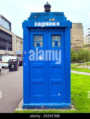 Blauer Polizeikasten Tardis im barrowland Park Glasgow, Schottland, Großbritannien Stockfoto