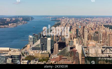 Manhattan NYC mit Blick nach Norden von den Hudson Yards mit dem Hudson River und der George Washington Bridge Stockfoto