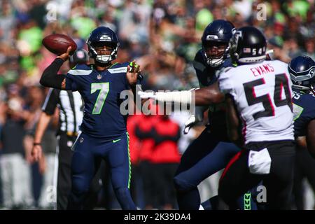 Seattle, WA, USA. 25. September 2022. Seattle Seahawks Quarterback Geno Smith (7) in der Tasche während eines Spiels zwischen den Atlanta Falcons und Seattle Seahawks im Lumen Field in Seattle, WA. Sean Brown/CSM/Alamy Live News Stockfoto