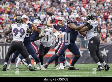 Foxborough, Usa. 25. September 2022. New England Patriots Quarterback Mac Jones sucht während eines Spiels gegen die Baltimore Ravens im Gillette Stadium in Foxborough, Massachusetts, am Sonntag, den 25. September 2022, nach einem Pass. Foto von Amanda Sabga/UPI Credit: UPI/Alamy Live News Stockfoto