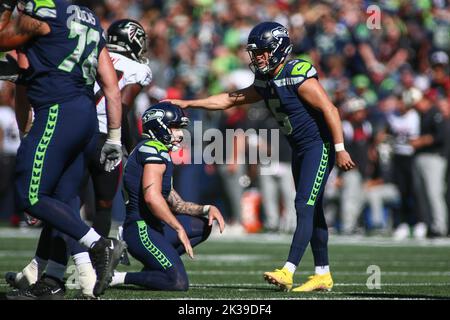 Seattle, WA, USA. 25. September 2022. Der Seattle Seahawks-Kicker Jason Myers (5) und der Seattle Seahawks-Spieler Michael Dickson (4) feiern nach einem PAT-Spiel zwischen den Atlanta Falcons und Seattle Seahawks im Lumen Field in Seattle, WA. Sean Brown/CSM/Alamy Live News Stockfoto