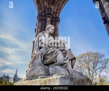 Statue von Sir Walter Scott an der Basis des Scott Monument, Edinburgh, Schottland, Großbritannien. Stockfoto