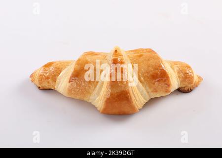 Leckeres Baguette-Sandwich mit verschiedenen Gemüsesorten und Käsescheiben Platziert auf weißem Hintergrund im Studio Stockfoto