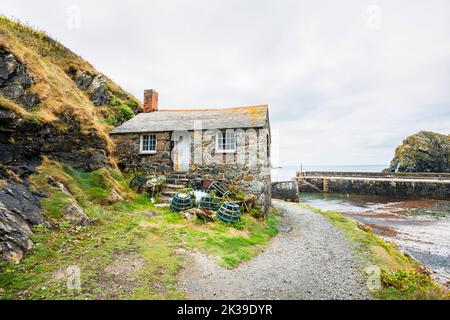 Harbour Cottage, das Net Loft Fishermen’s Cottage, ein denkmalgeschütztes Gebäude aus dem frühen 19.. Jahrhundert in Mullion Cove im Westen der Lizard Peninsula, Cornwall Stockfoto