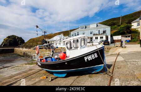 Fischerboot im Hafen von Mullion Cove, einer kleinen Gemeinde an der Westküste der Lizard Peninsula, Cornwall, auf der östlichen Seite der Mount's Bay Stockfoto