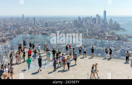 Blick auf das Finanzviertel von Manhattan und Brooklyn vom Edge Deck in den Hudson Yards, NYC, USA Stockfoto