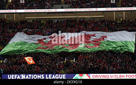 Cardiff, Wales, Großbritannien. 25.. September 2022. Walisische Fans entrollen eine große Nationalflagge, bevor die UEFA Nations League Group A4 im Cardiff City Stadium, Wales, gegen Wales und Polen antritt. Kredit: Penallta Photographics/Alamy Live Nachrichten Stockfoto