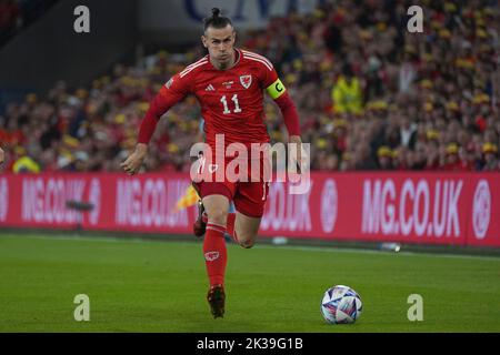 Cardiff, Wales, Großbritannien. 25.. September 2022. Wales captian Gareth Bale läuft mit dem Ball im UEFA Nations League-Team A4 Spiel Wales gegen Polen im Cardiff City Stadium, Wales. Kredit: Penallta Photographics/Alamy Live Nachrichten Stockfoto