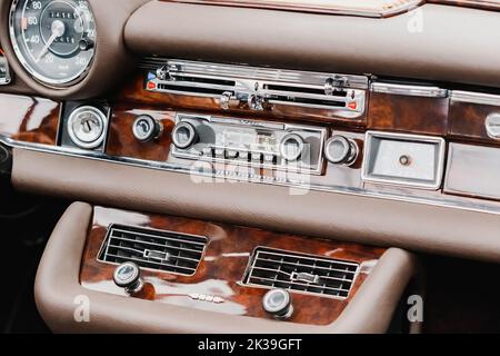 21. Juli 2022, Düsseldorf, Deutschland: Der Innenraum eines Retro-Autos mit Lenkrad, Armaturenbrett und Radio Stockfoto