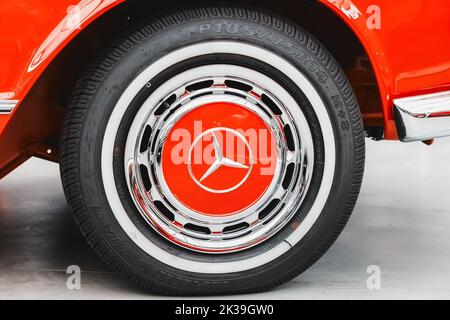 21. Juli 2022, Düsseldorf, Deutschland: Das Rad und der Reifen eines luxuriösen Mercedes-Benz Sport-Oldtimers mit kraftvollem Bremssystem und Bremsscheiben. Stockfoto